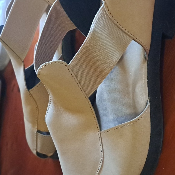 Last Chance! Will Be Pulling Soon!Aerosoles shoes - Picture 2 of 7